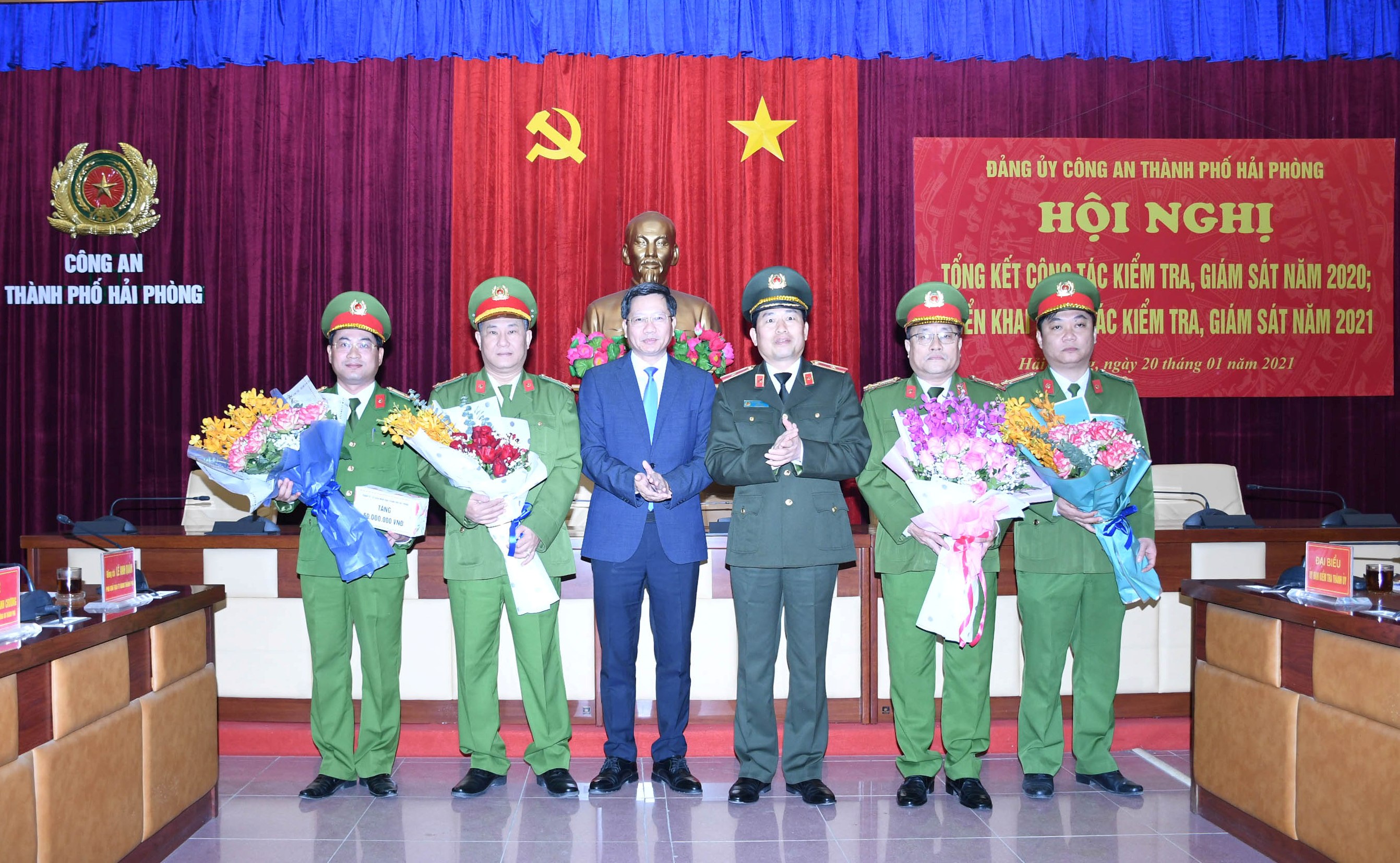 Ủy ban nhân dân thành phố khen thưởng và biểu dương thành tích xuất sắc của các đơn vị tham gia đấu tranh phá chuyên án